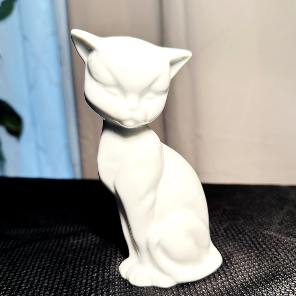Collectible Enesco/Porcelain White Cat Fiqurine Made In Taiwan